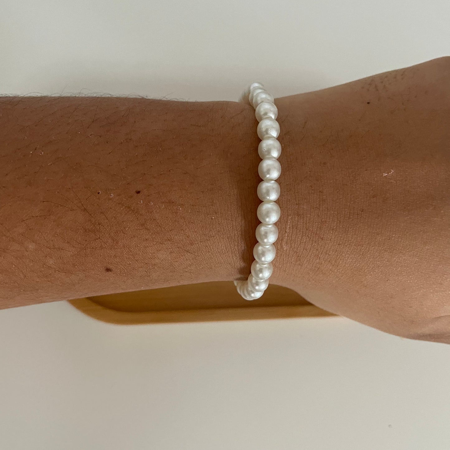 Simple pearl bracelet