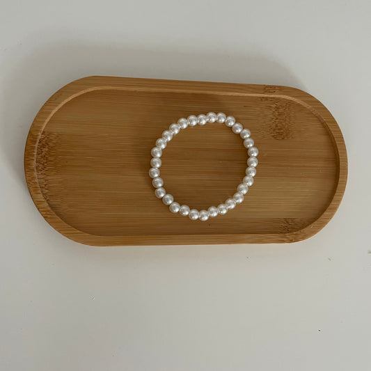 Simple pearl bracelet